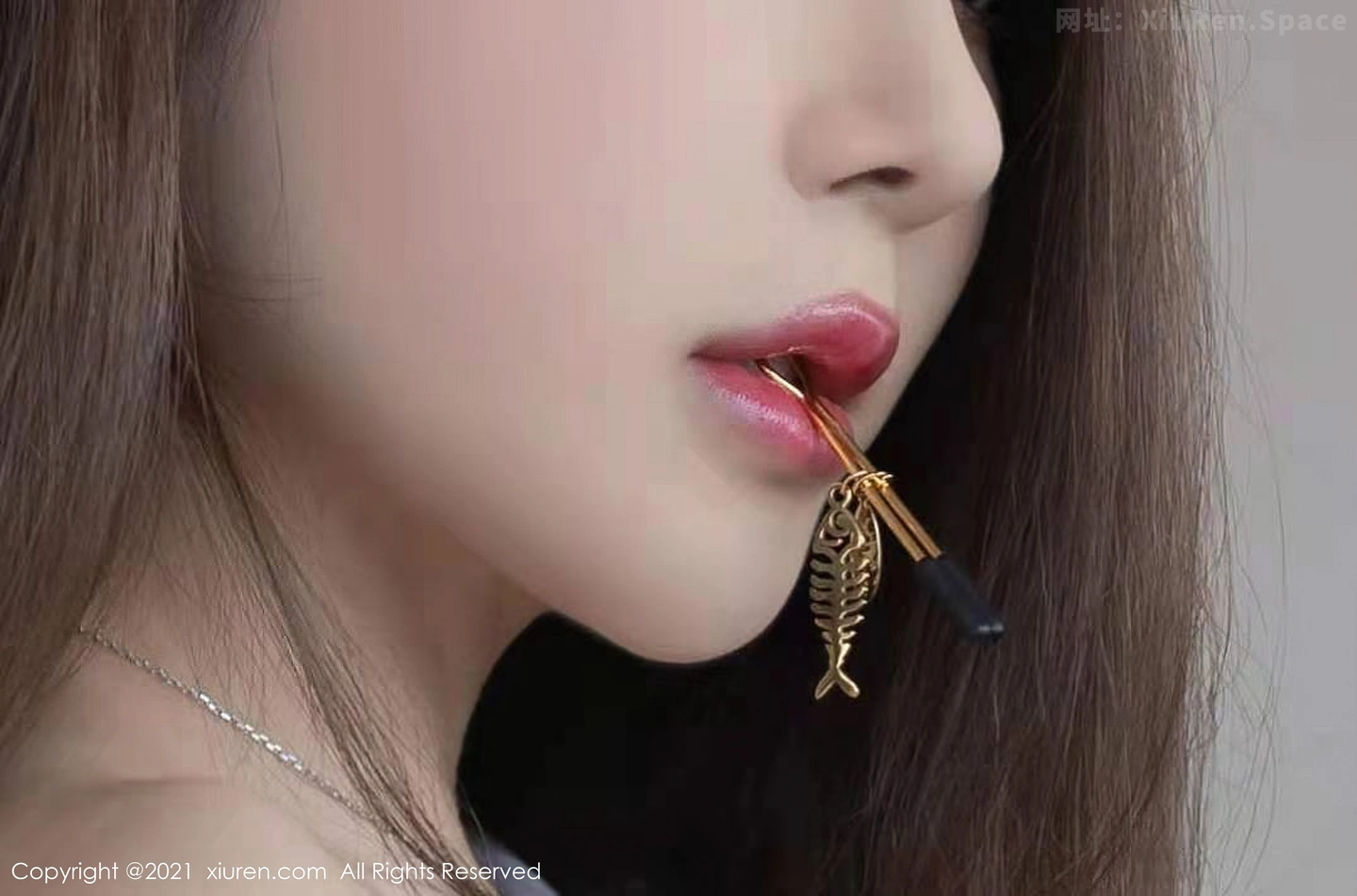 图片[5]-[XiuRen秀人网]VOL.3589 模特鱼子酱Fish鱼鱼礼物主题下真空白衬衣半脱露豪乳诱惑写真54P-秀人网官方网站
